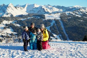 family skiing les gets