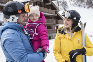 Skiing family